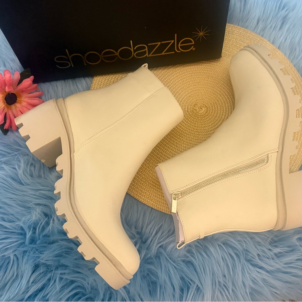 Shoe Dazzle NEW Danilyn Lug Sole
Bootie Faux Leather Cream 10 - Picture 3 of 10